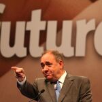 El ministro principal escocés, Alex Salmond en rueda de prensa ante medios extranjeros
