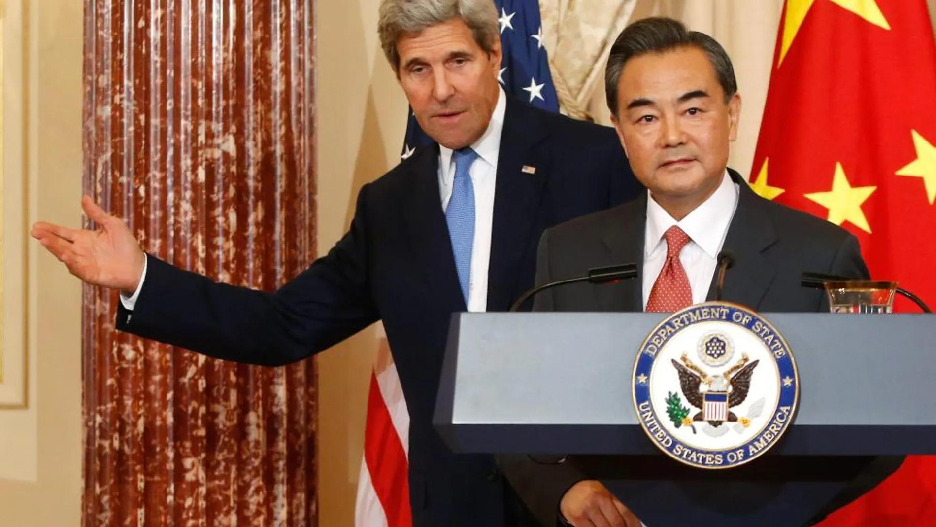 El ministro de Exteriores chino, Wang Yi y el secretario de Estado de EE UU, John Kerry