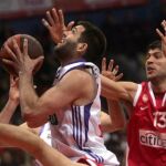 El jugador del Olympiacos Panagiotis Vasilopoulos (dcha) pelea por el control del balón con el jugador del Real Madrid Felipe Ryes