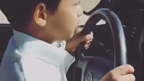 Imagen del menor, atento a la carretera pero a una velocidad desmesurada