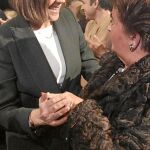 La secretaria general del Partido Popular, María Dolores de Cospedal, saluda a Pilar Elías, viuda de Ramón Baglietto, asesinado por ETA Efe