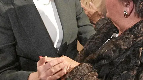 La secretaria general del Partido Popular, María Dolores de Cospedal, saluda a Pilar Elías, viuda de Ramón Baglietto, asesinado por ETA Efe