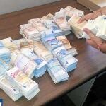 El dinero hallado estaba en fajos de billetes pequeños, la mayoría de 50 euros