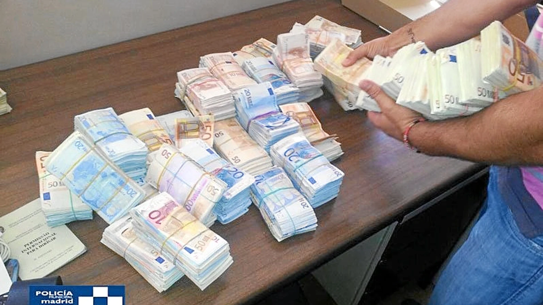 El dinero hallado estaba en fajos de billetes pequeños, la mayoría de 50 euros