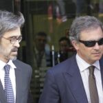 Jordi Pujol Ferrusola (dcha.), junto a su abogado Cristóbal Martell tras declarar en la Audiencia Nacional por el "caso Pujol"