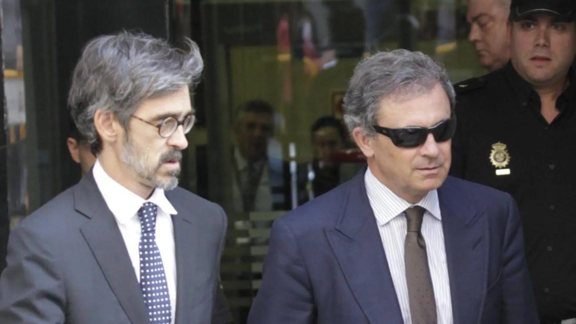 Jordi Pujol Ferrusola (dcha.), junto a su abogado Cristóbal Martell tras declarar en la Audiencia Nacional por el "caso Pujol"
