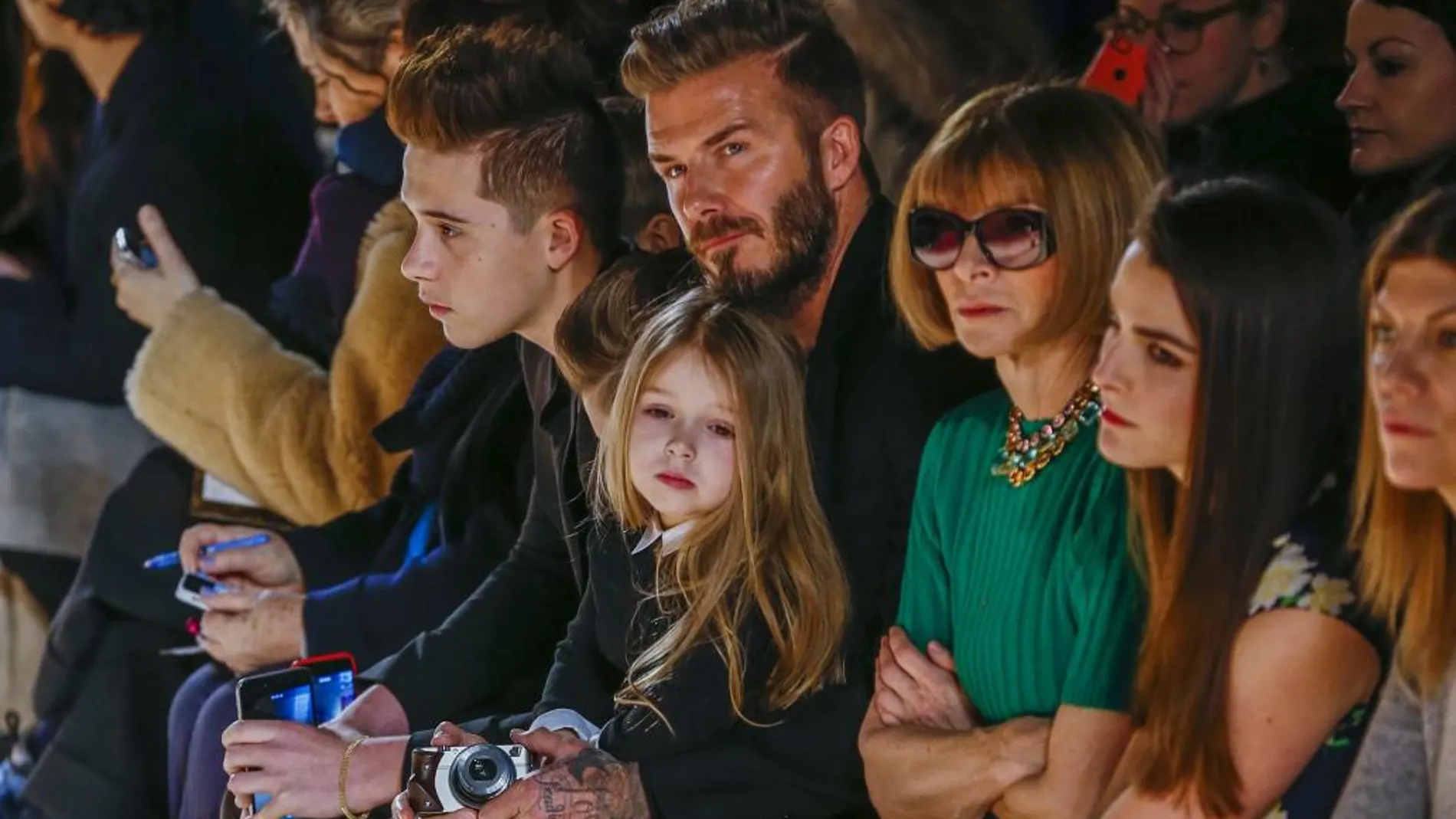 David Beckham, con su hija, Harper, en brazos durante el desfile
