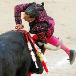 Iván Fandiño entra a matar al quinto toro de la tarde y resultó cogido sin consecuencias, ayer en Las Ventas