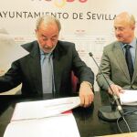 Guillermo Gutiérrez y Carlos Arizaga revisan la documentación con los datos económicos