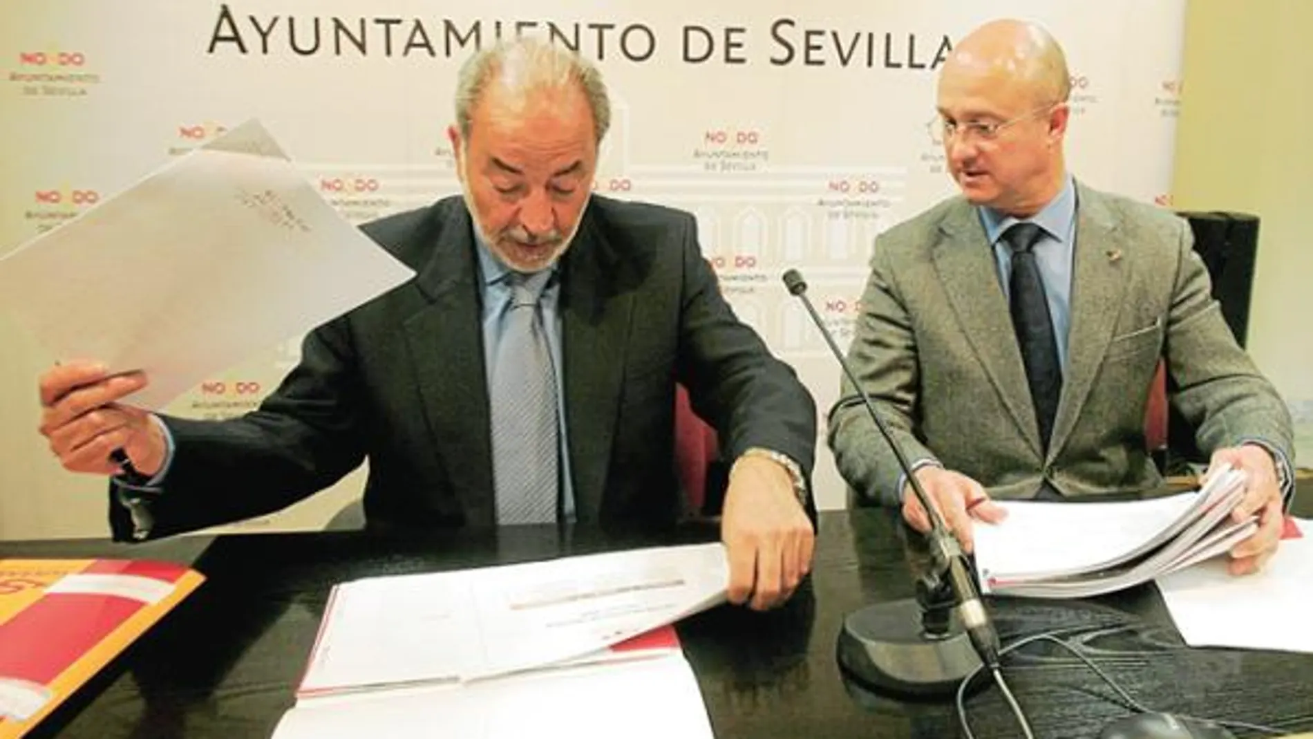 Guillermo Gutiérrez y Carlos Arizaga revisan la documentación con los datos económicos