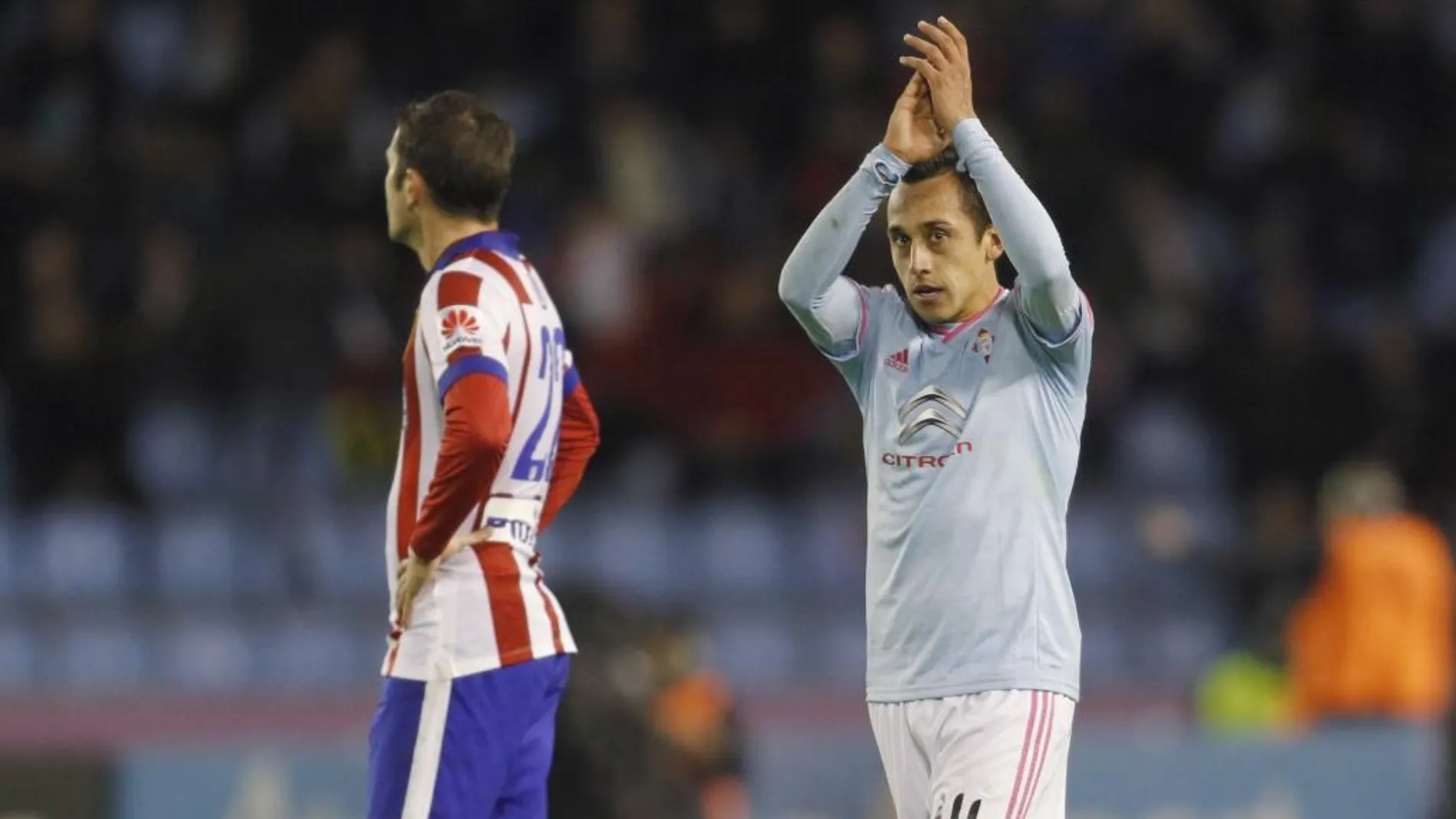 El jugador del Celta, Fabian Orellana, celebra su gol, segundo del equipo