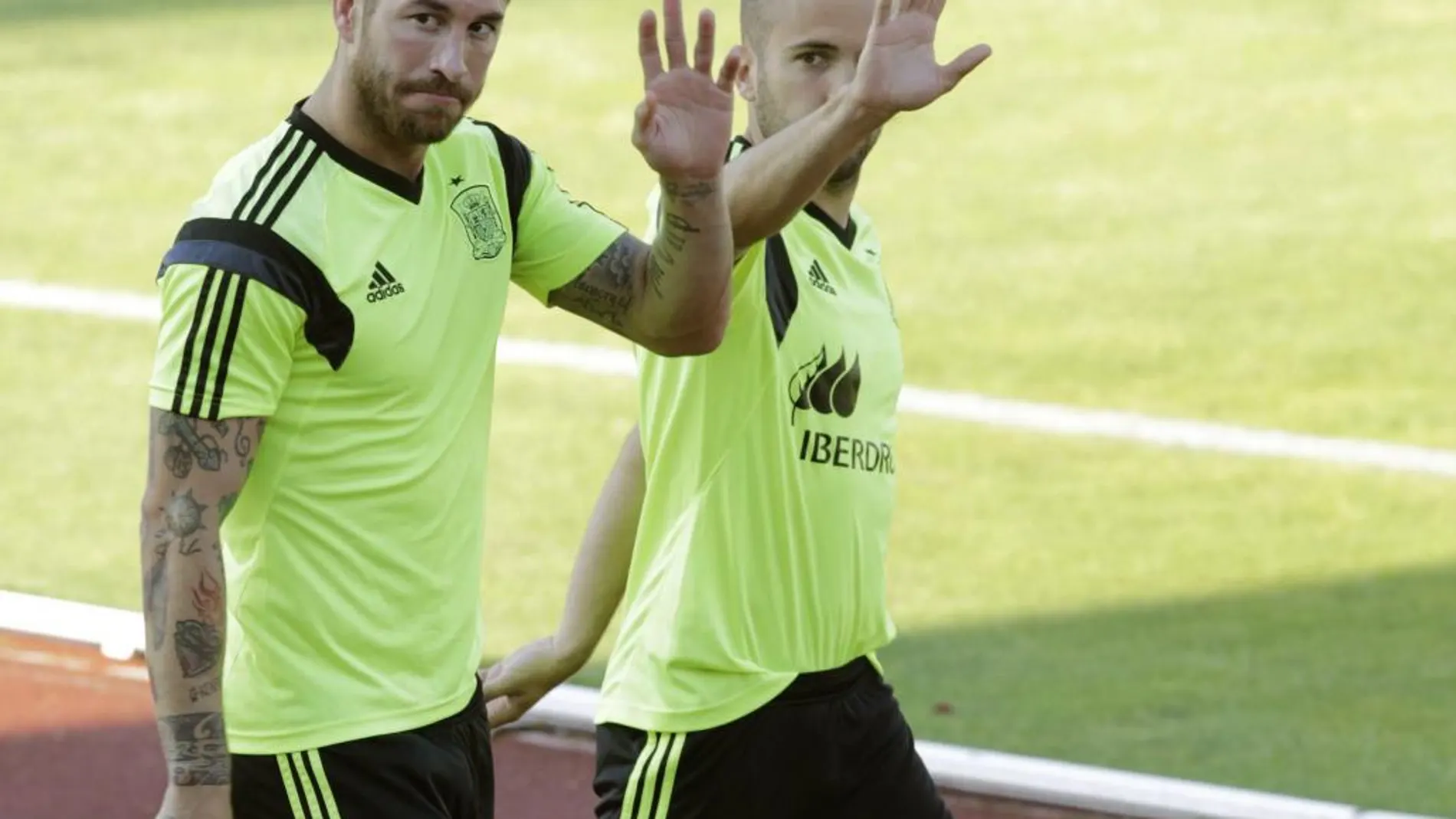 Sergio Ramos,izd., y Jordi Alba.,a su llegada al entrenamiento de la Selección