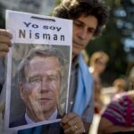 Un hombre sostiene una foto del fiscal argentino Alberto Nisman durante una concentración en su memoria/AP