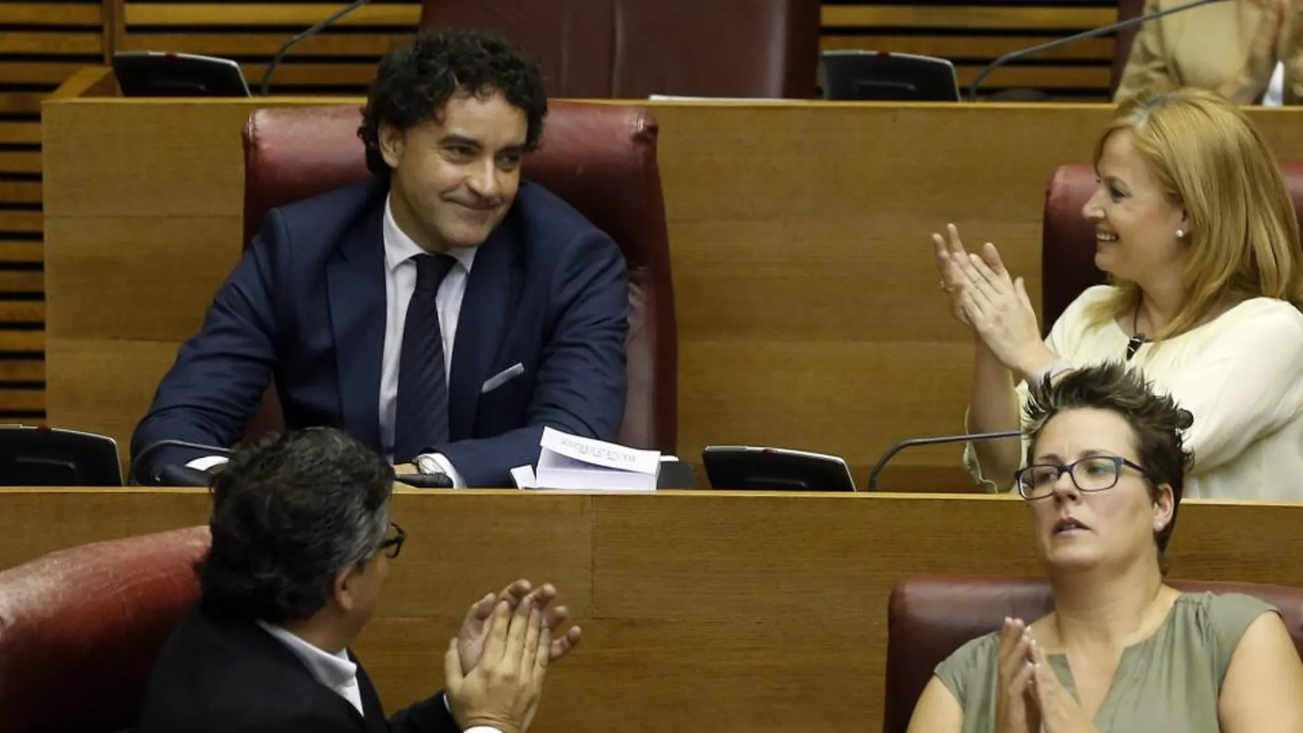 El diputado del PSPV-PSOE, Francesc Colomer , es aplaudido por sus compañeros tras ser nombrado president de Les Corts
