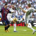 Kroos y Messi disputan un balón con Messi