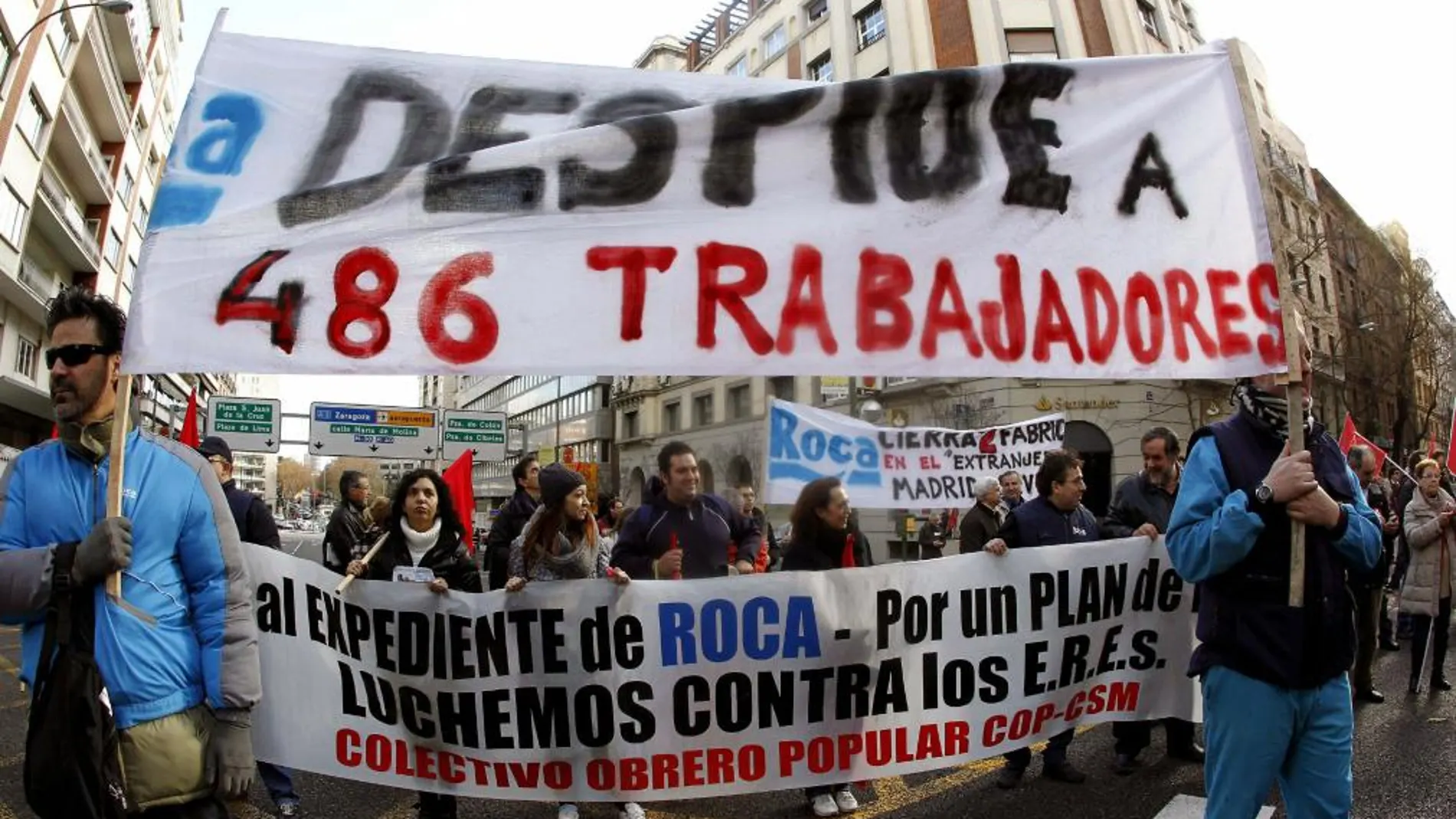 Los trabajadores de Roca de la localidad madrileña de Alcalá de Henares se manifiestan contra el ERE anunciado por la firma