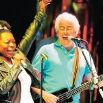El autor de «Los pilares de la tierra», en plena faena rockera