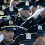 Saludo de la Policía de Nueva York durante el acto de homenaje de hoy por los dos agentes asesinados.