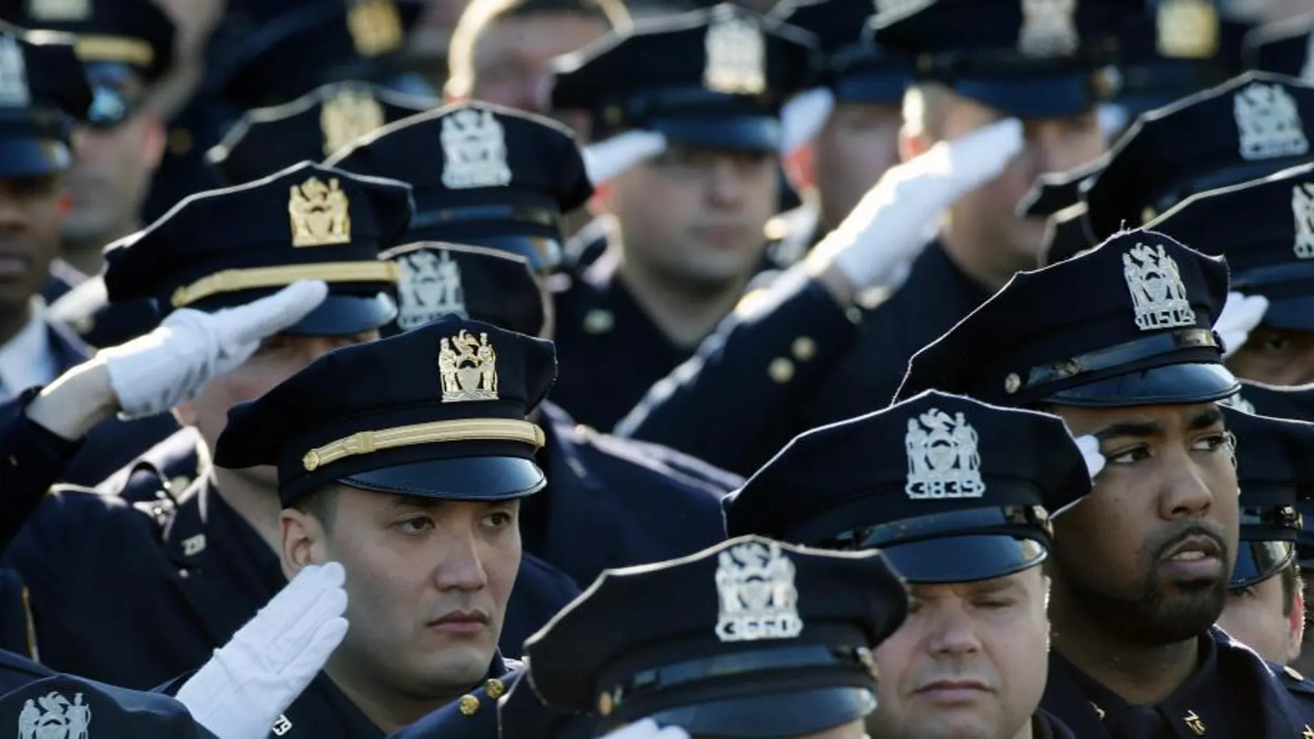 Saludo de la Policía de Nueva York durante el acto de homenaje de hoy por los dos agentes asesinados.