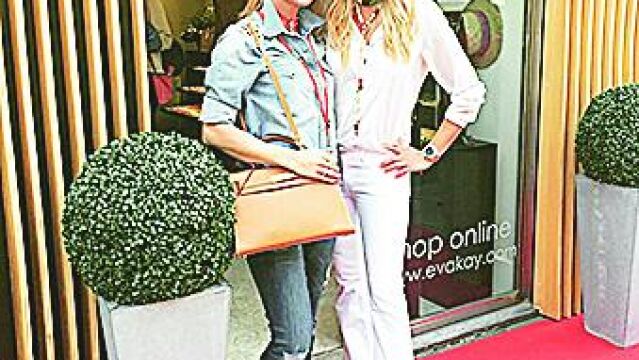 Fiona junto a Patricia Olmedilla en la puerta de Eva Kay