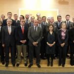 Sáenz de Santamaría (7d); la ministra de Sanidad, Ana Mato (5d); la ministra de Fomento, Ana Pastor (6d); y el ministro de Economía, Luis de Guindos (7i); posan con representantes del Banco de España, la Federación Española de Municipios y Provincias (FEMP), ONG y las entidades financieras