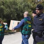 Agentes de la Guardia Civil retiran documentos del Centro Andaluz de Formación Integral en la última operación ordenada por la juez Alaya.