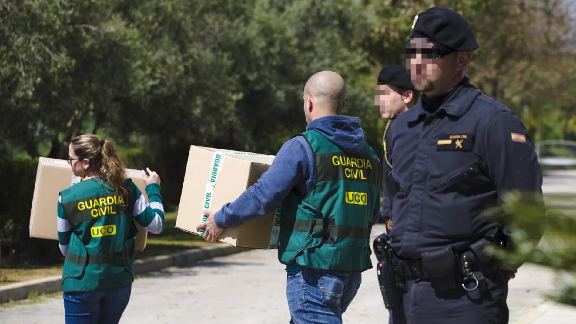 Agentes de la Guardia Civil retiran documentos del Centro Andaluz de Formación Integral en la última operación ordenada por la juez Alaya.