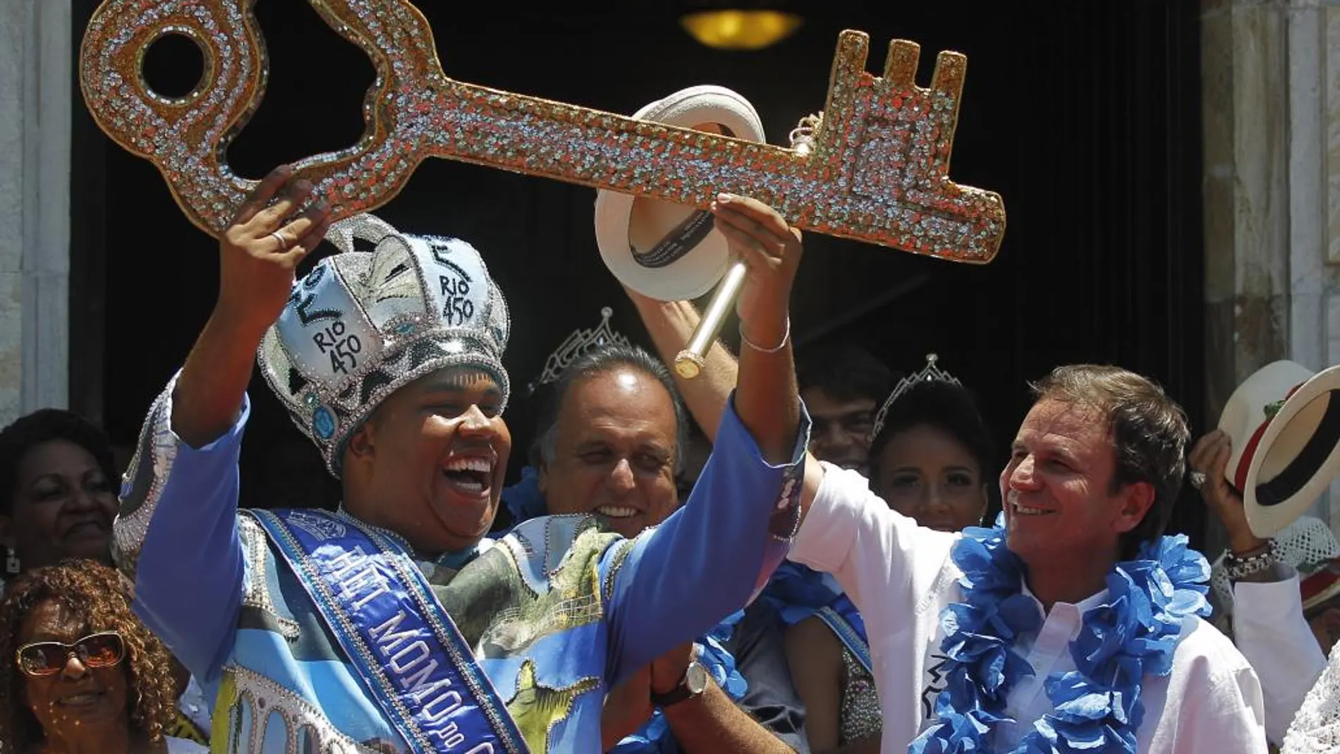 El rey Momo recibe las llaves de Río de Janeiro de las manos del alcalde carioca, Eduardo Paes