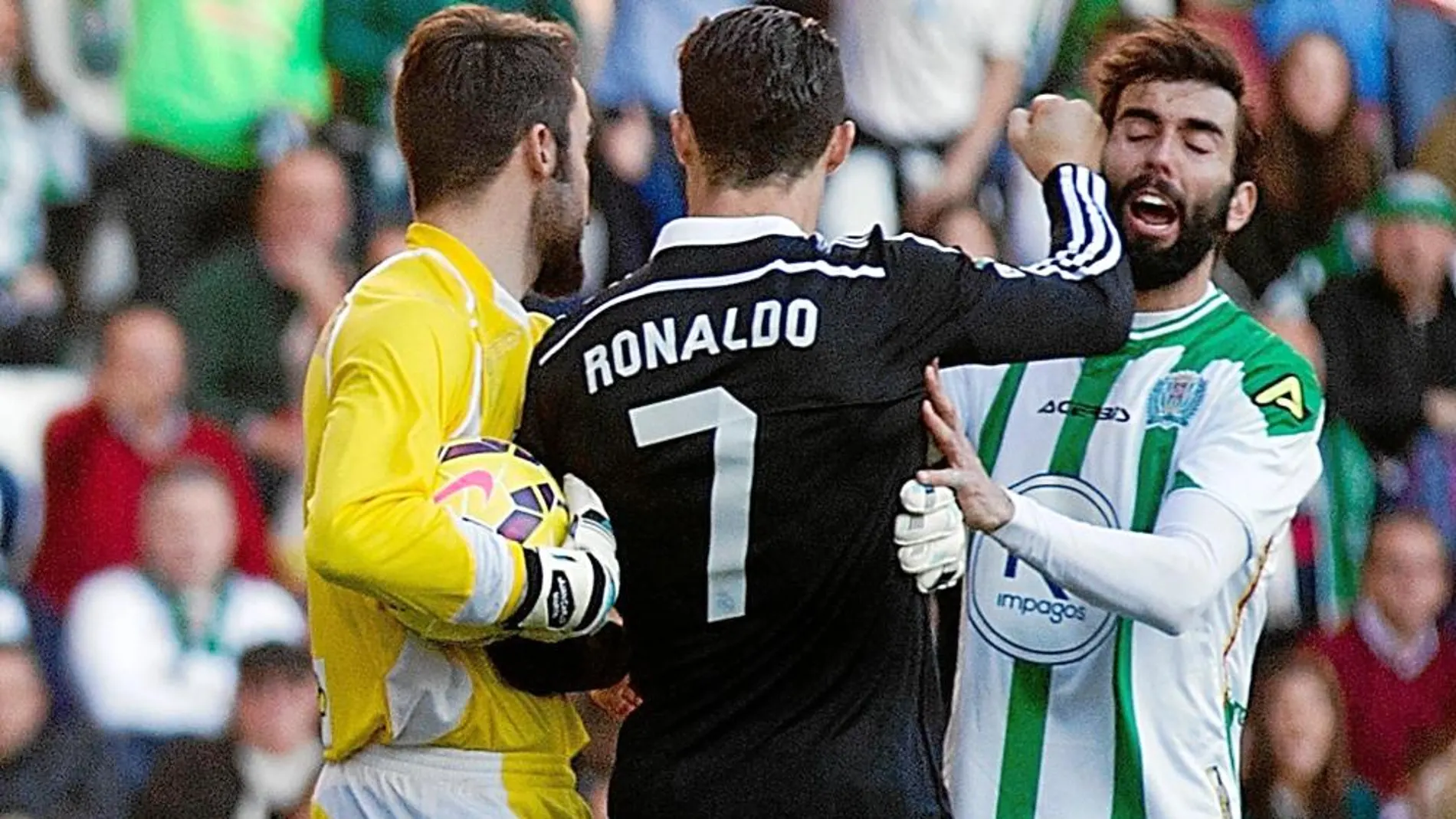 Cristiano Ronaldo golpeó a Edimar, el jugador del Córdoba, tras una jugada en la que no consiguió llegar a la pelota. Fue expulsado y ahora se espera la sanción que pueda recibir