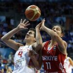 Laura Nicholls lucha por una balón contra una jugadora turca en la semifinal de hoy.