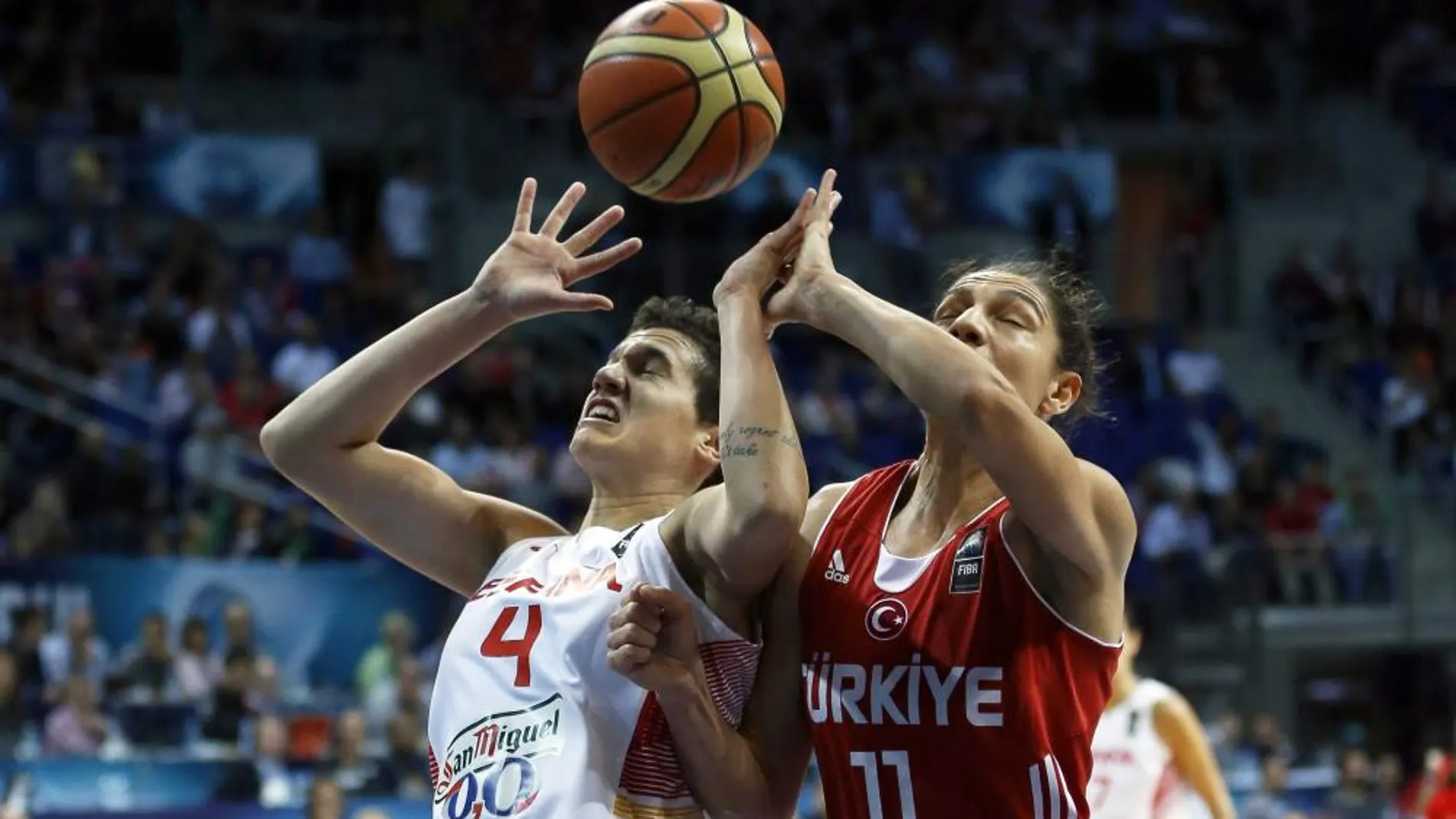 Laura Nicholls lucha por una balón contra una jugadora turca en la semifinal de hoy.