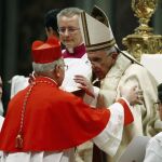 Monseñor Bázquez recibe el abrazo del Papa Francisco