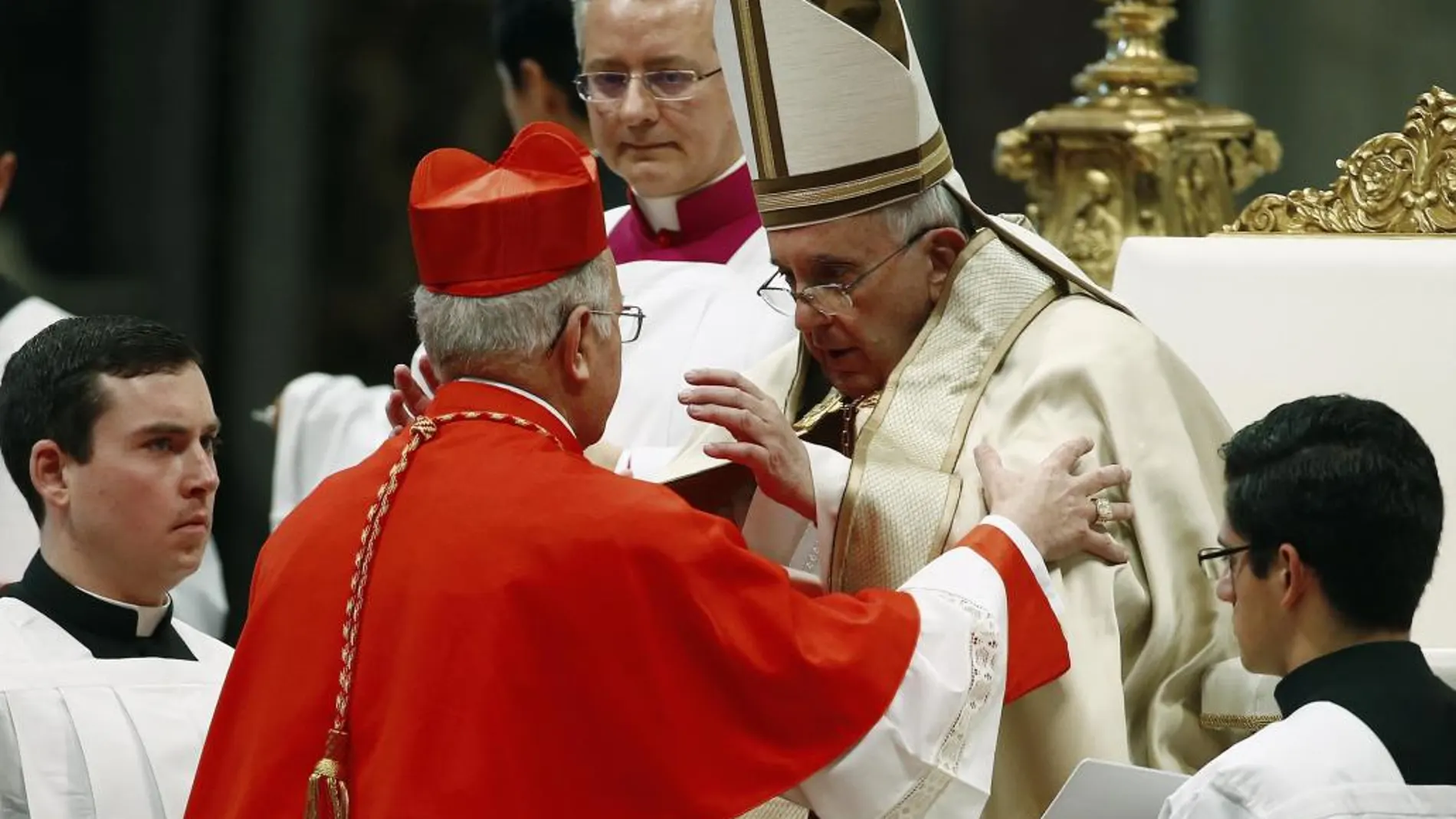 Monseñor Bázquez recibe el abrazo del Papa Francisco
