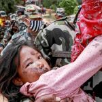 Una niña herida es trasladada por un soldado nepalí en la localidad de Sindhupalchowk