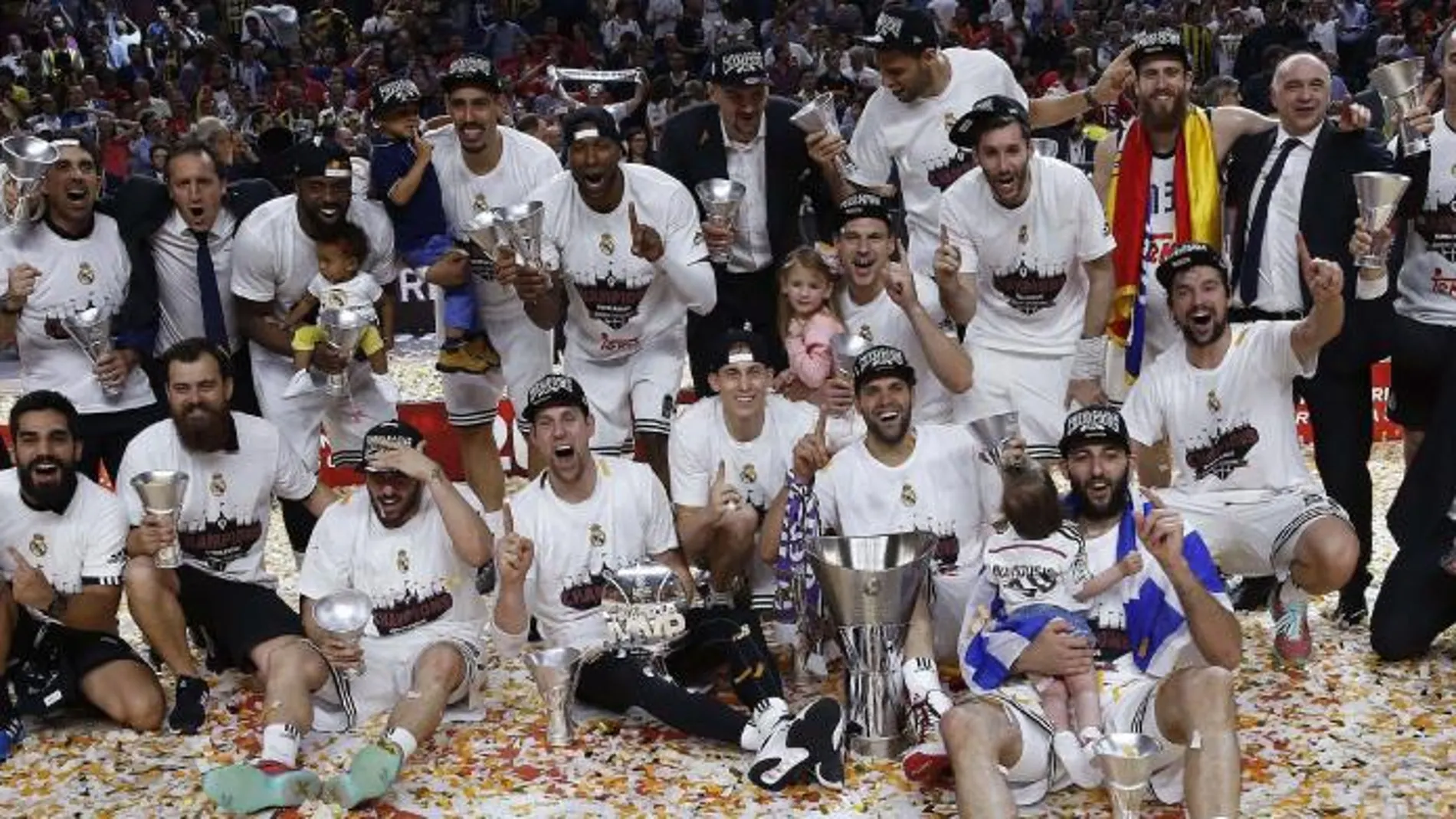 Los jugadores del Real Madrid celebran con el trofeo la victoria ante Olympiacos.