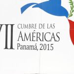Un operario limpia una valla de la Cumbre de las Américas en el Centro de Convenciones de Ciudad de Panamá