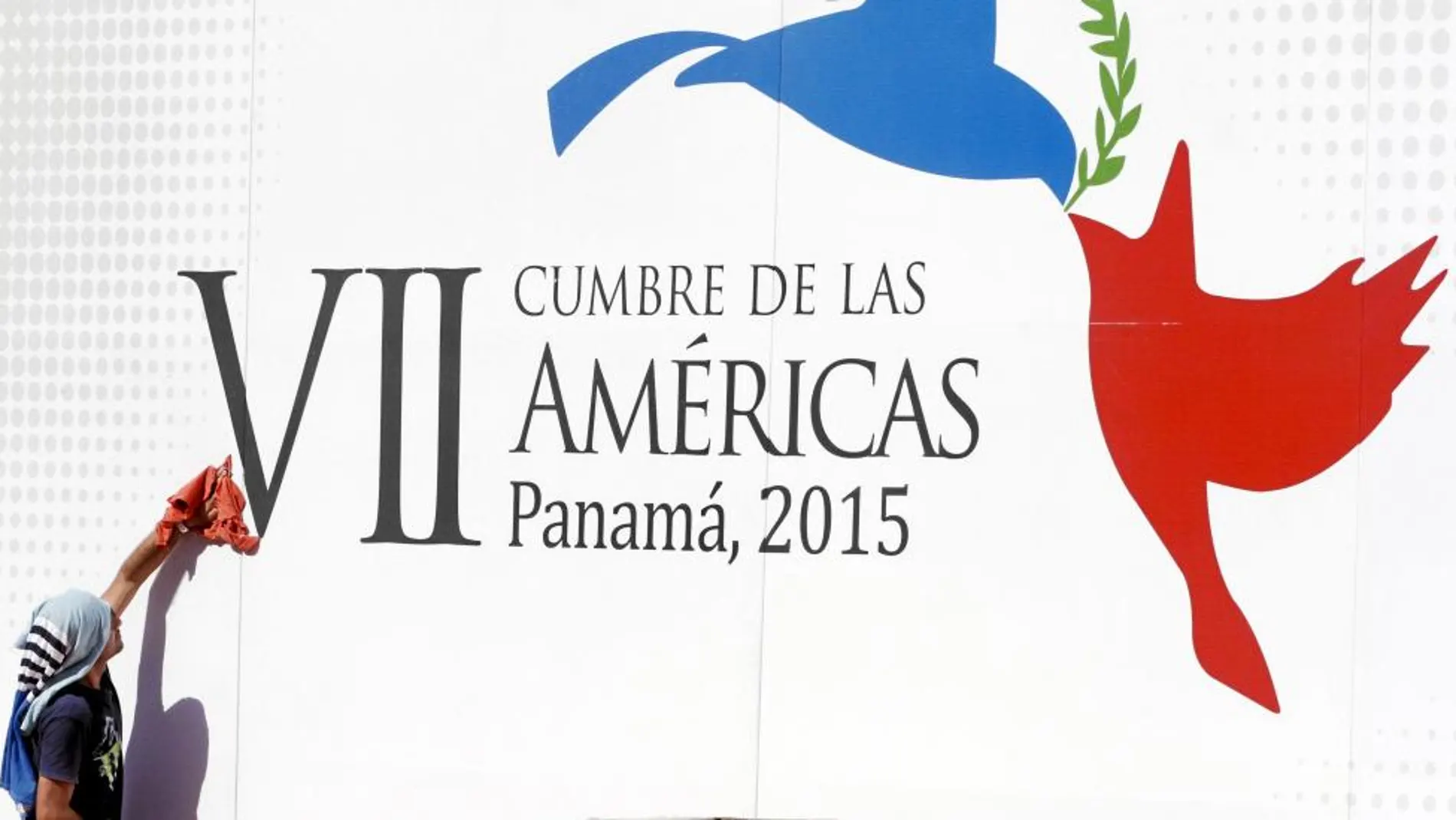 Un operario limpia una valla de la Cumbre de las Américas en el Centro de Convenciones de Ciudad de Panamá