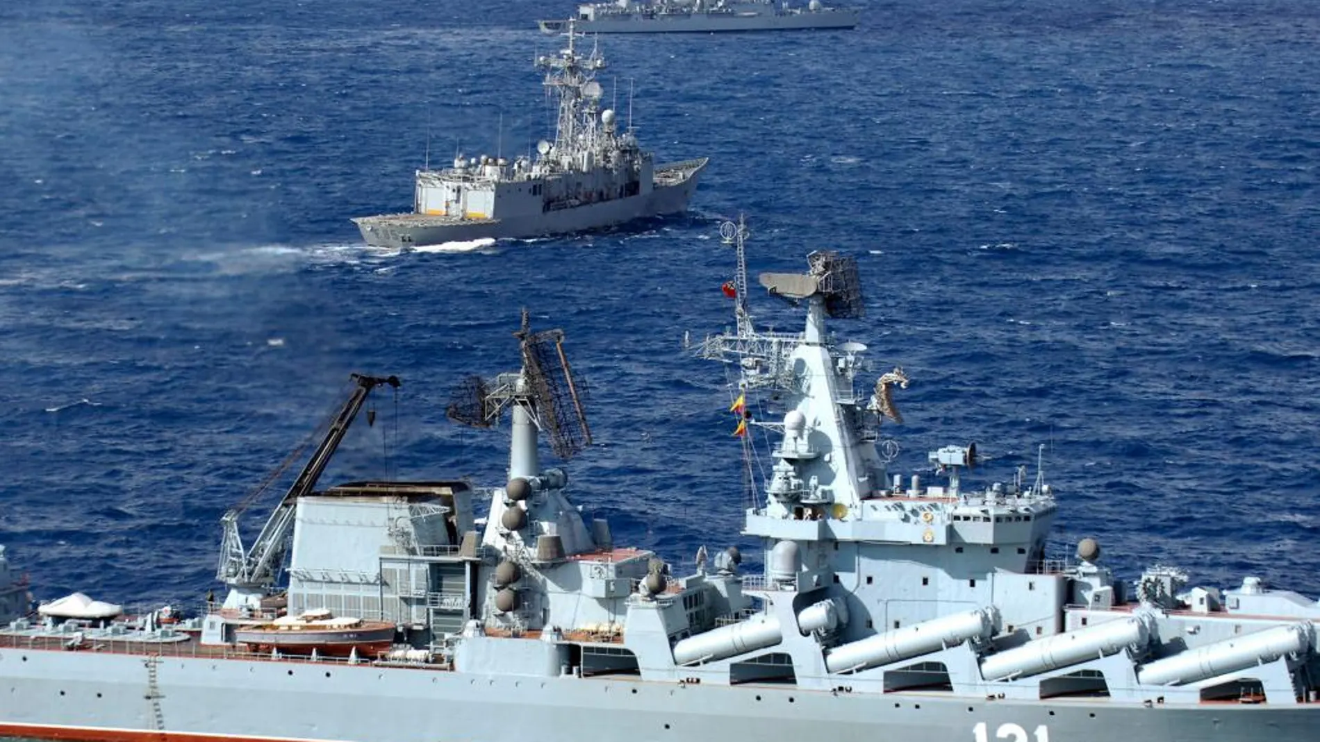 Imagen de archivo del desturctor ruso "Moskva"en unas maniobras conjuntas en el Mediterráneo.