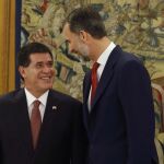 El Rey Felipe VI recibe en el Palacio de la Zarzuela al presidente de Paraguay, Horacio Cartes (i), de visita oficial en España