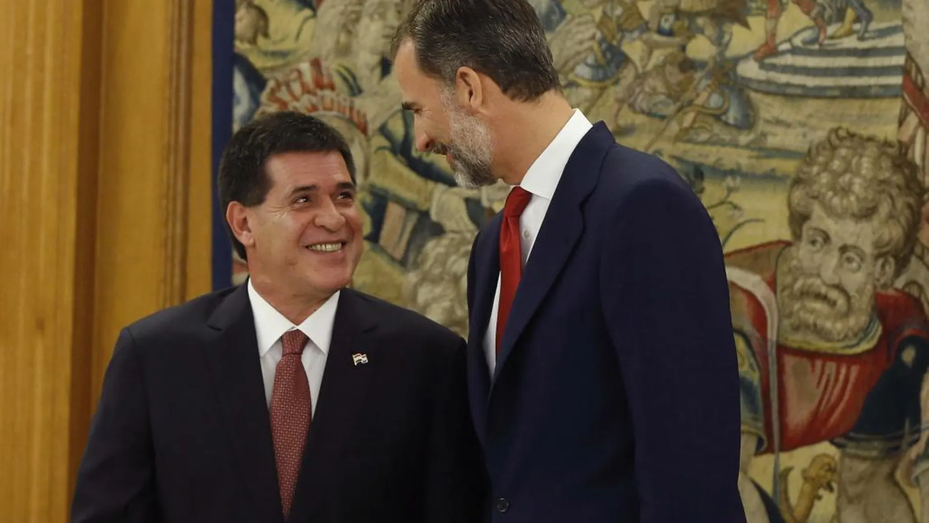 El Rey Felipe VI recibe en el Palacio de la Zarzuela al presidente de Paraguay, Horacio Cartes (i), de visita oficial en España