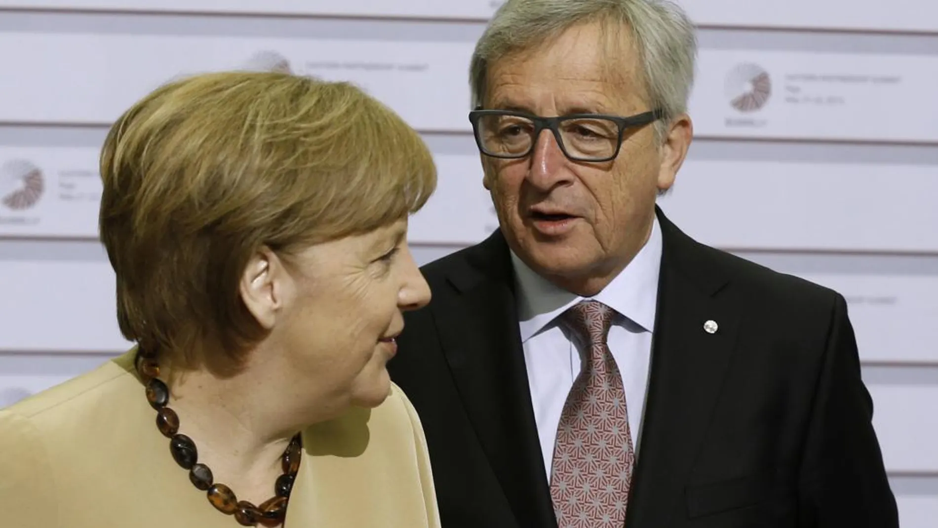 La canciller alemana, Angela Merkel y el presidente de la Comisión Europea