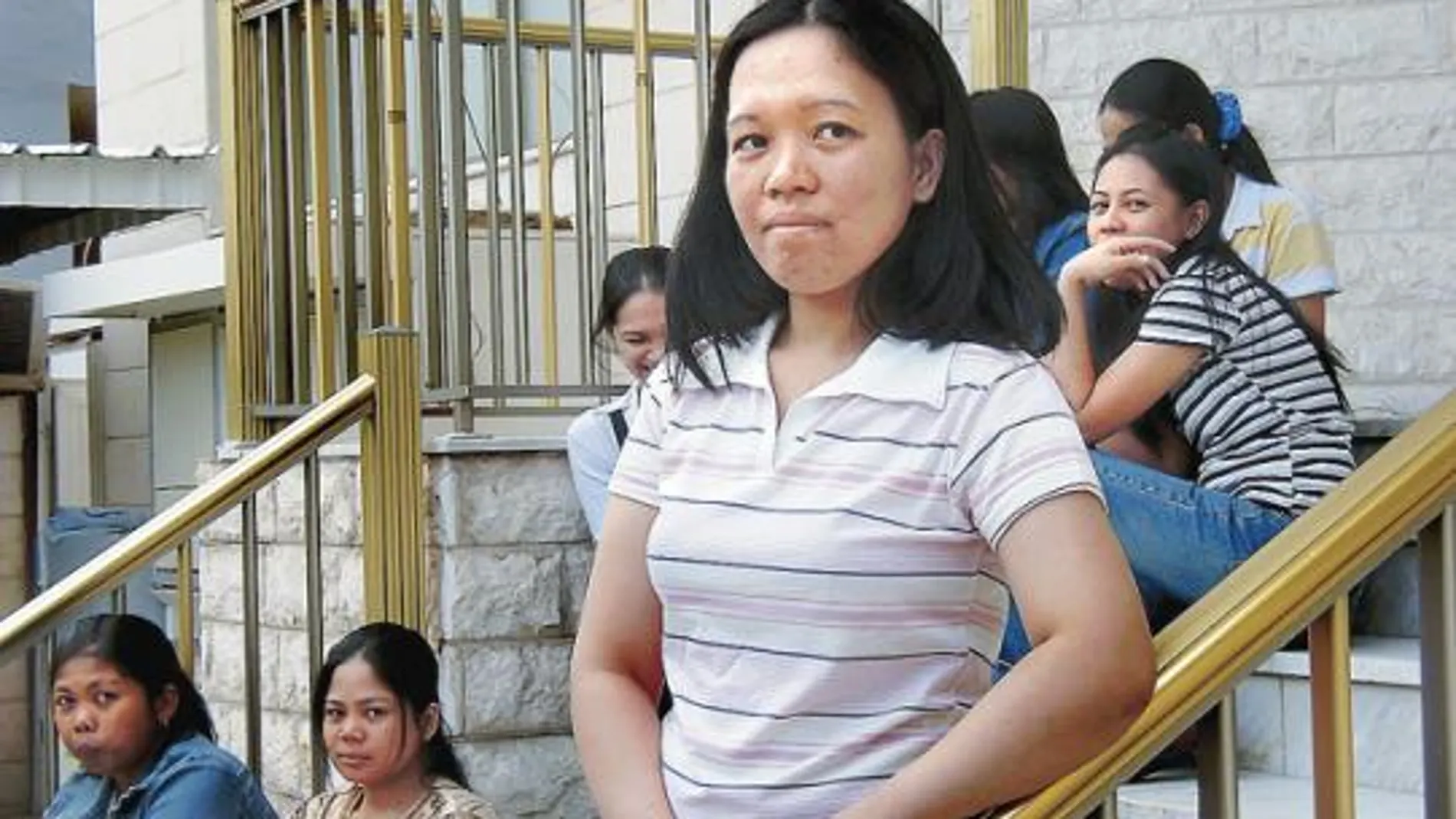 La joven filipina Chaneilyn Tartay, horas después de escapar de su empleadora kuwaití