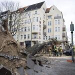 Un árbol que cayó sobre un coche a causa del temporal en el distrito de Wedding, en Berlín