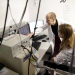 El científico del Instituto de Bioingeniería de Cataluña (IBEC), Xavier Trepat, en su laboratorio junto a una de sus colaboradoras