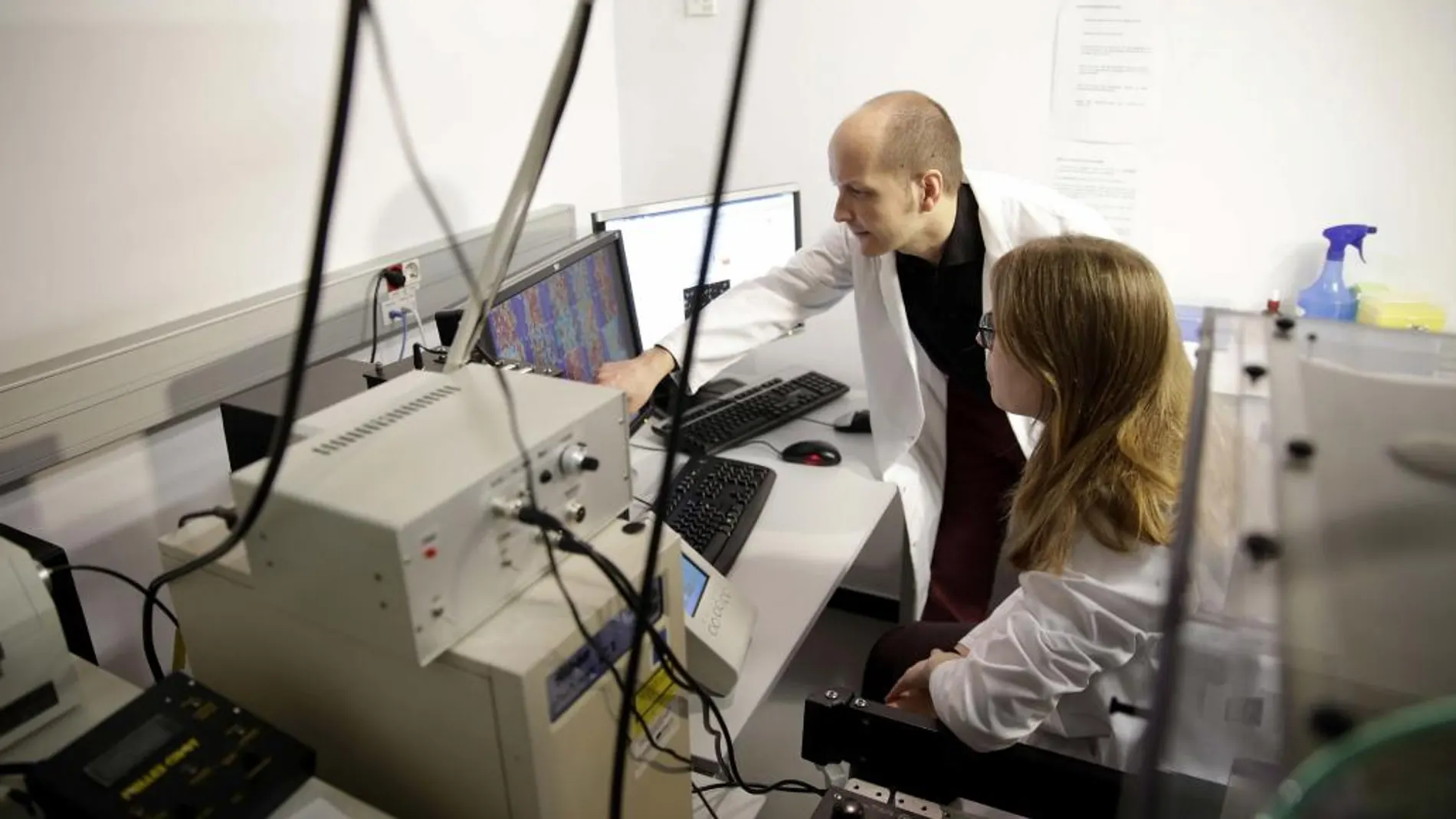 El científico del Instituto de Bioingeniería de Cataluña (IBEC), Xavier Trepat, en su laboratorio junto a una de sus colaboradoras