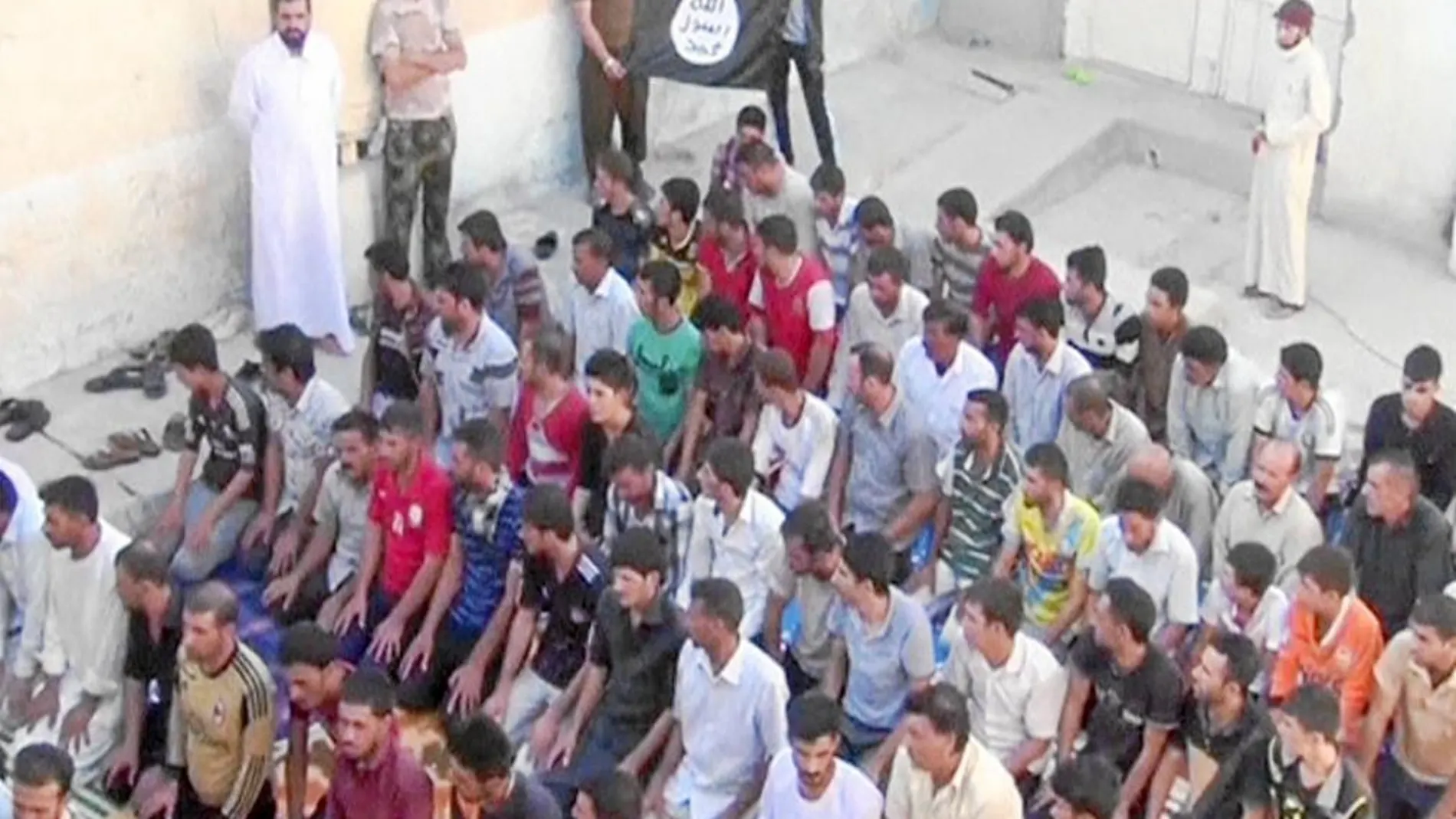 CONVERSIONES FORZOSAS. Imagen de un vídeo en el que el Estado Islámico obliga a la población yazadí a convertirse al islam para conservar su vida en el norte de Irak