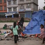 Una familia de nepalíes vive en una tienda en Katmandú