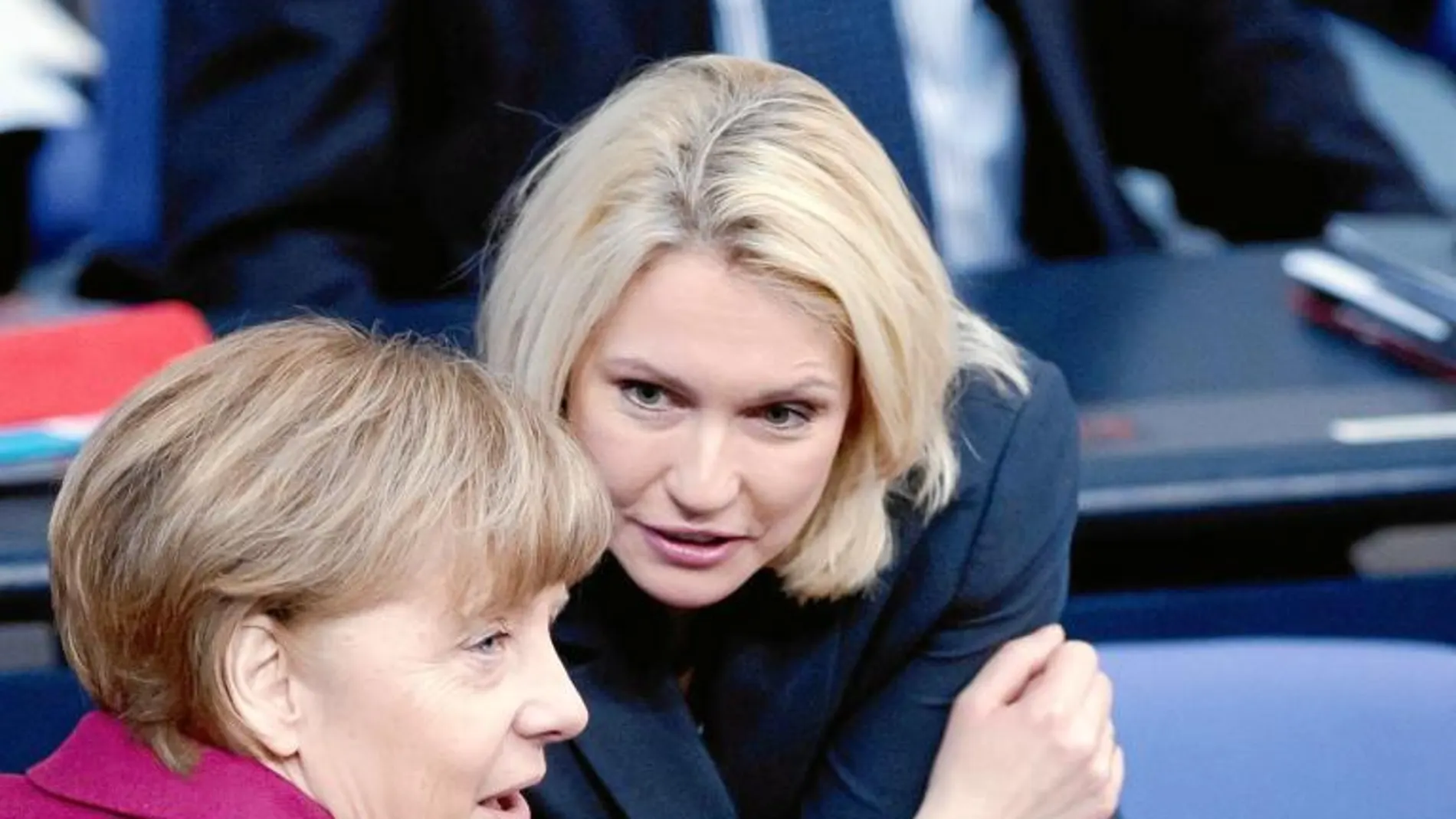 Merkel, ayer en el Parlamento, junto a la ministra Manuela Schwesig