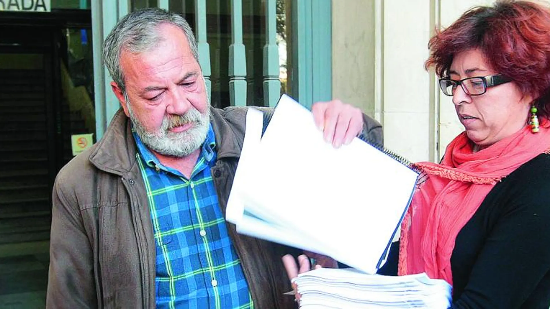 Francisco Serrano muestra las demandas presentadas por los ex trabajadores de UGT-Andalucía