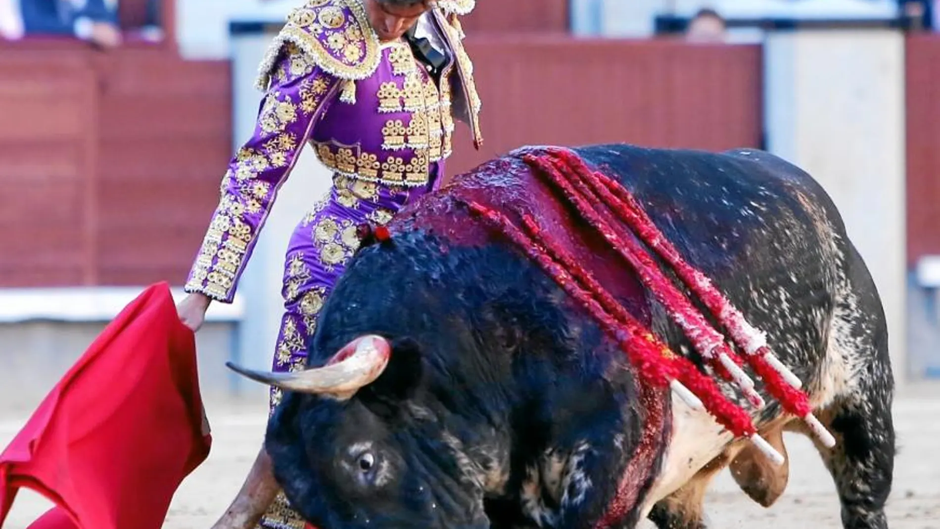 Eugenio de Mora realiza un muletazo a uno de los astados de su lote